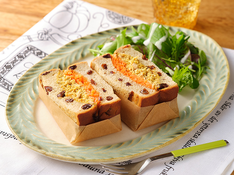 レーズンゴールドのキャロットツナサンド　カレー風味