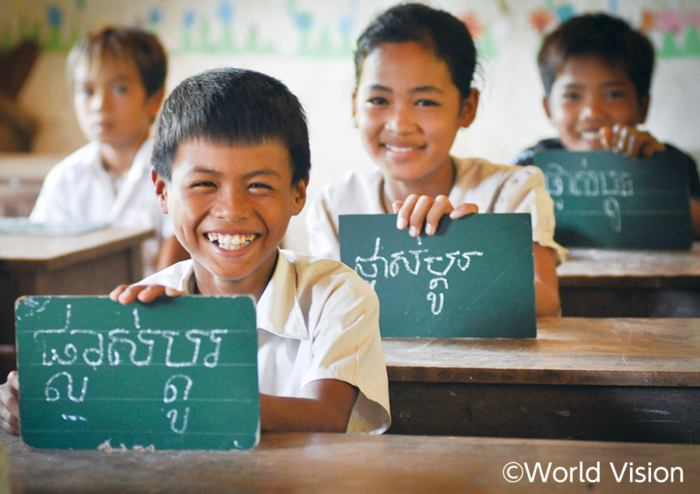 書き取りを練習するカンボジアの子どもたち